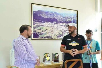 Prefeito Rodrigo Lopes recebe os alunos do Handebol e as conquistas de 2017