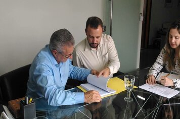 Prefeito e Vice-prefeito em reunião em Belo Horizonte com a construtora selecionada do programa Minha Casa, Minha Vida