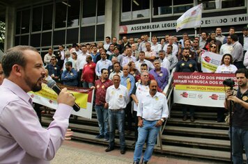 Manifestação reúne prefeitos de Minas Gerais em busca do repasse do ICMS