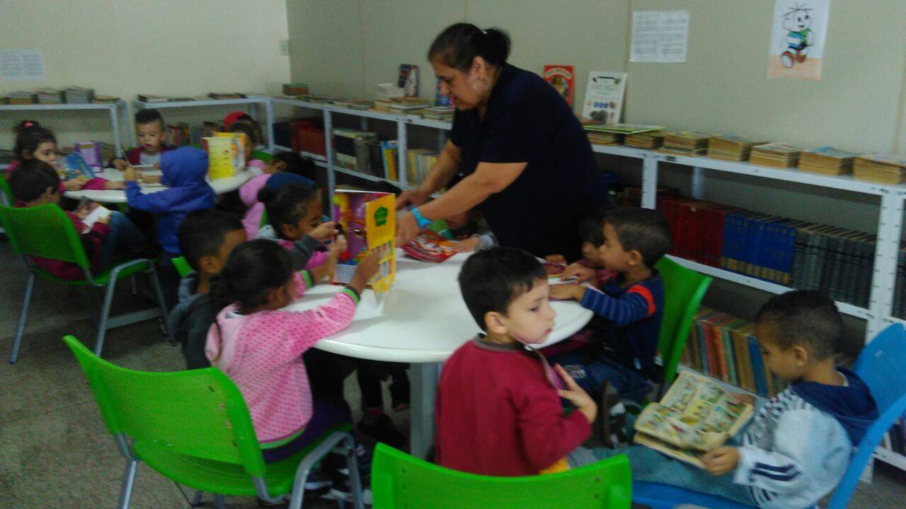 Comemoração ao mês no livro na Biblioteca Municipal