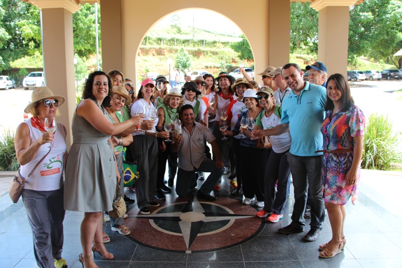 Caminhantes da Estrada Real conhecem produção de vinho em Andradas
