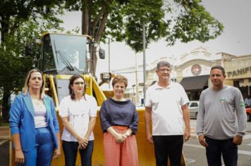 PREFEITA MARGOT PIOLI ENTREGA PÁ CARREGADEIRA 0 KM PARA O SETOR DE OBRAS